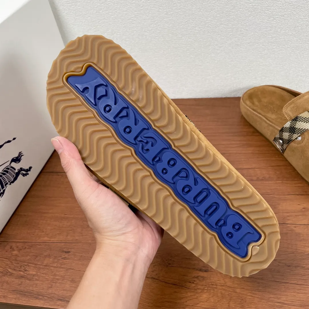 Men's Men's Shoes 💰340【New Style】🐝🐝Burberry New Burberry - Men's Checked Leather Urchin Half-Flop Sandal Made of soft suede cowhide and calfskin, these half-flop sandals feature an adjustable B-shaped buckle strap and are decorated with the signature sand-colored Burberry check in jacquard worsted. The upper wraps around the midsole and is paired with a sole made of the same upper material with an embossed logo on the heel and a wavy rubber outsole embellished with the Burberry lettering. Fashionable and casual! Comes with full set of original packaging dust bag! Code number: 39-40-41-42-43-44 standard code (38/45 can be customized and returns and exchanges are not supported)